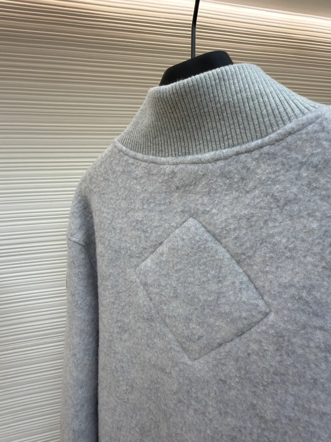 P770 Canada Goose Fleece Badge Button Jacket ●Original version: 5399 purchase and development ●Item number: 1682130-C55 ●Fabric: wool blended fabric ●Technology: rib knitting ●Color: light gray ●Version: fitted version ●Weight: about 930 grams ●Size: S-M-L-XL ●Description: Wool blend fabric: The main fabric of this jacket is light gray wool blend fabric to improve the fabric's wear resistance, wrinkle resistance and warmth. Wool provides good warmth and a natural feel, while blended fibers enhance the fabric's practicality and durability. Rib knit at collar, cuffs and hem for added stretch and fit. The cutting process needs to ensure that the texture and color of the fabric are evenly distributed, especially with this light gray tone, to avoid chromatic aberrations. The stretchability of wool-blend fabrics needs to be taken into consideration when cutting pieces to ensure dimensional stability of the finished garment. Use a sewing needle and thread suitable for wool-blend fabrics to avoid damage to the fabric during sewing. The sewing stitches are even and firm to prevent thread stripping. The temperature needs to be controlled during ironing to avoid high temperature damage to the fabric while keeping the fabric smooth and crisp. The overall wiring is straight and delicate, the fabric is comfortable and soft, and the color is consistent without color difference. It can be matched with the same style to create a fashionable look and control various occasions. Customized accessories, complete with three standards, same style for men and women!